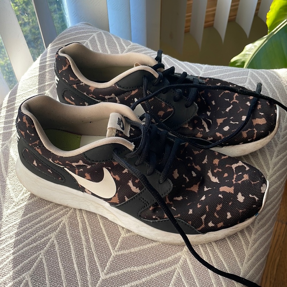Nike women’s cheetah print roshes